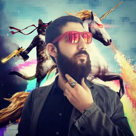 Carlos, con un gato con una pistola de oro a lomos de un unicornio que escupe fuego.