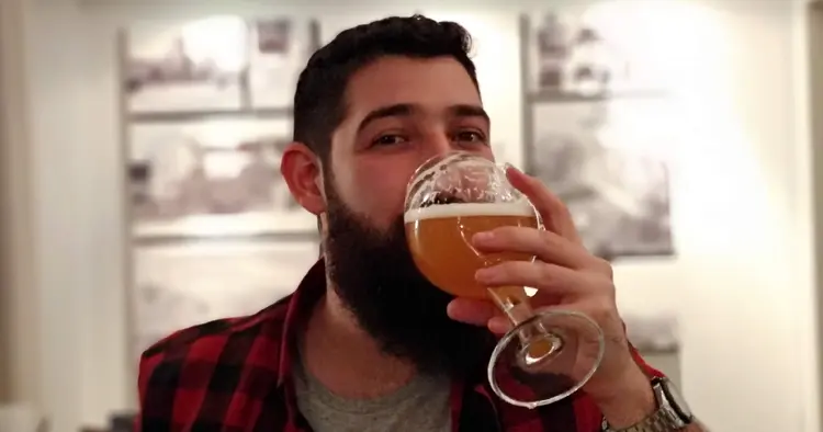 Carlos bebiendo una cerveza en una copa